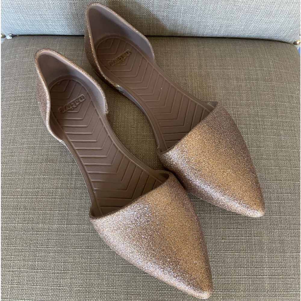 NATIVE WOMENS AUDREY / GOLD GLITTER POINTED TOE FLATS SIZE 7